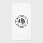 Serviette de plage blanche imprimée d'un badge circulaire noir avec les lettres MMA en rayures façon code-barres et les mots « Mixed Martial Arts » et « Strike · Grapple · Fight ». – photo studio