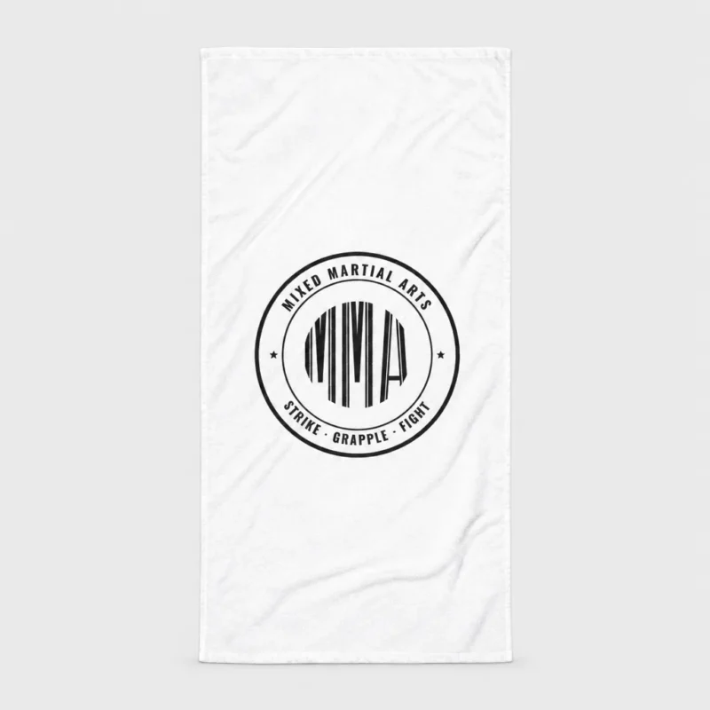 Serviette de plage blanche imprimée d'un badge circulaire noir avec les lettres MMA en rayures façon code-barres et les mots « Mixed Martial Arts » et « Strike · Grapple · Fight ». – photo studio