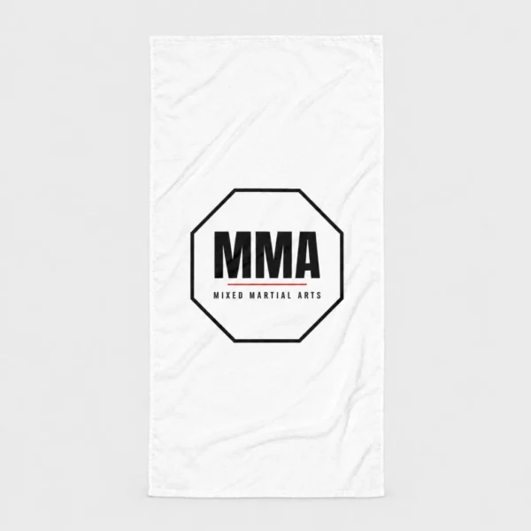 Serviette de plage blanche imprimée d'un logo « MMA » noir dans un contour octogonal, souligné d'un trait rouge et accompagné de la mention « Mixed Martial Arts ». – photo studio