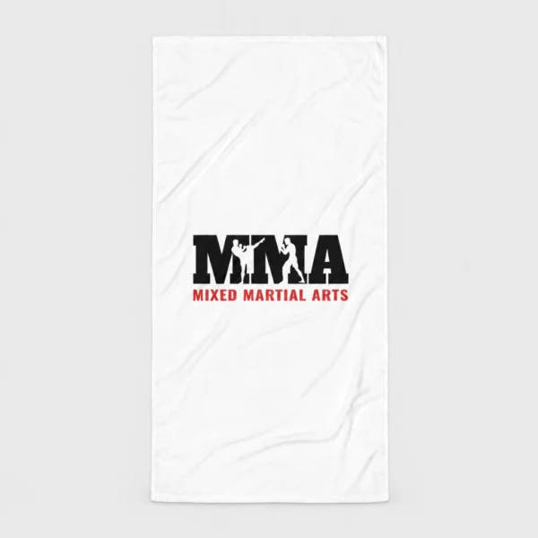 Serviette de plage blanche imprimée de grandes lettres « MMA » noires où se découpent deux combattants, l'un en high kick et l'autre en garde, avec la mention « MIXED MARTIAL ARTS » en rouge. – photo studio