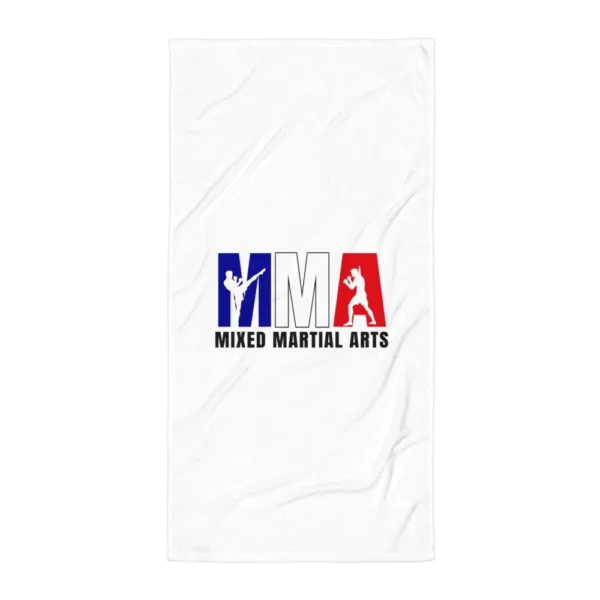 Serviette de plage blanche imprimée de grandes lettres MMA bleu, blanc, rouge avec des silhouettes de combattants et l'inscription Mixed Martial Arts. (Blanc, mockup principal)