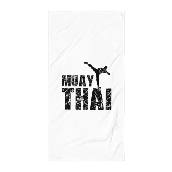 Serviette de plage blanche imprimée de la silhouette noire d'un combattant de muay-thaï en high kick au-dessus des lettres « MUAY THAI » à effet craquelé. (Blanc, mockup principal)