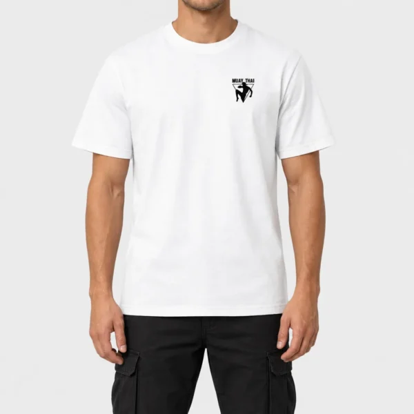 T-shirt unisexe en coton bio avec, sur le devant, la silhouette noire d'un combattant de muay-thaï portant le mongkol et donnant un coup de genou sauté devant un triangle inversé, sous le titre « MUAY THAI ». – photo studio