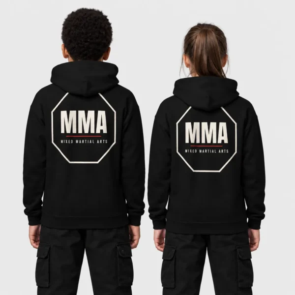 Sweat à capuche enfant vu de dos, imprimé d'un logo « MMA » noir dans un contour octogonal avec un trait rouge et la mention « Mixed Martial Arts ». – photo studio