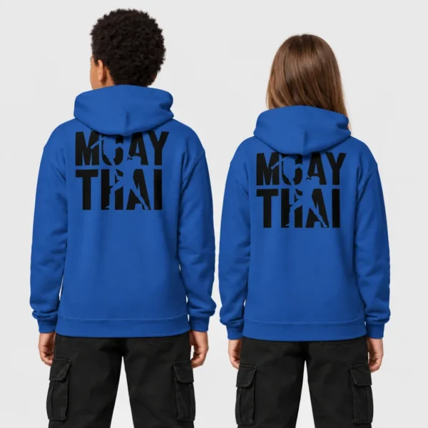 Sweat à capuche enfant avec, imprimé au dos, le texte « MUAY THAI » en lettres noires découpé par les silhouettes de deux combattants, dont l'un place un coup de genou sauté. – photo studio
