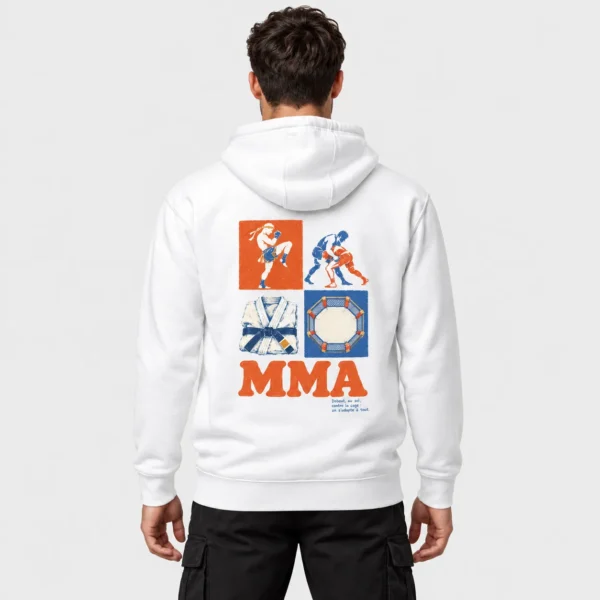 Sweat à capuche unisexe imprimé de quatre vignettes vintage orange et bleu (muay-thaï, lutte, kimono ceinture bleue, cage octogonale) au-dessus du titre « MMA ». – photo studio