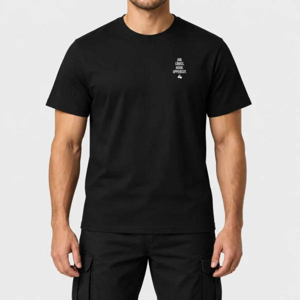 T-shirt unisexe avec, côté cœur, les mots « JAB. CROSS. HOOK. UPPERCUT. » en lettres blanches empilées au-dessus d'une paire de gants de boxe suspendus. – photo studio