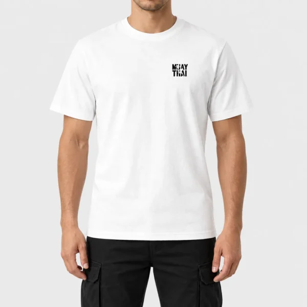 T-shirt blanc unisexe en coton bio avec, côté cœur, le texte noir « MUAY THAI » découpé par les silhouettes de deux combattants, dont l'un donne un coup de genou sauté. – photo studio