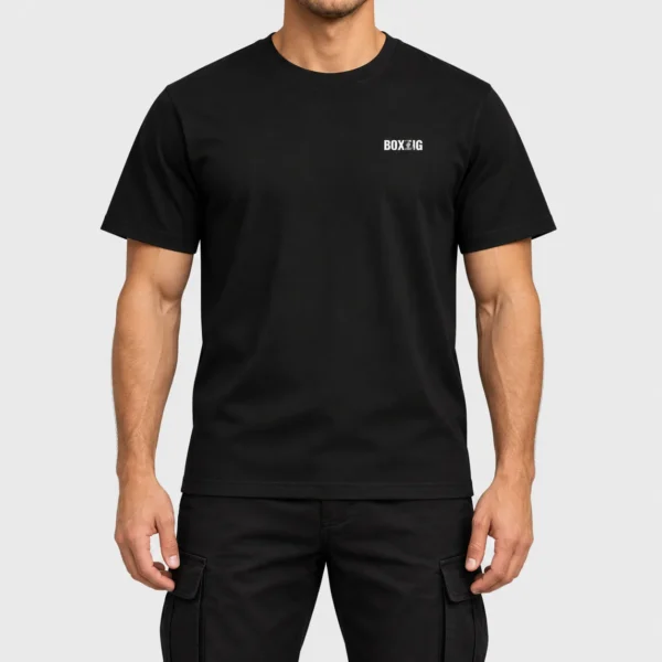 T-shirt unisexe avec, côté cœur, le mot « BOXING » en lettres noires où deux silhouettes de boxeurs en plein échange sont découpées en négatif dans le « I » et le « N ». – photo studio