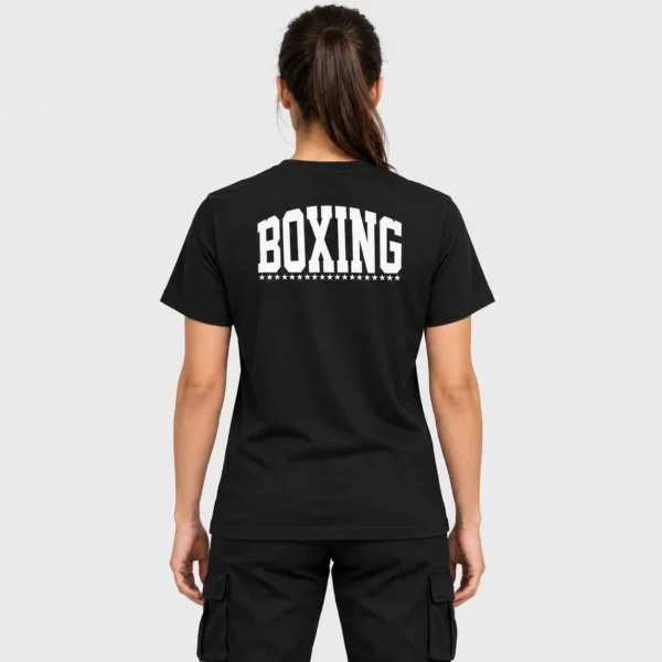 T-shirt unisexe vu de dos, avec le mot « BOXING » en lettrage universitaire noir arqué au-dessus d'une rangée de petites étoiles. – photo studio femme