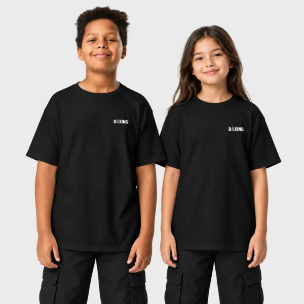 T-shirt enfant avec, côté cœur, le mot « BOXING » en lettres noires épaisses dont le « O » est remplacé par une paire de gants de boxe suspendus. – photo studio