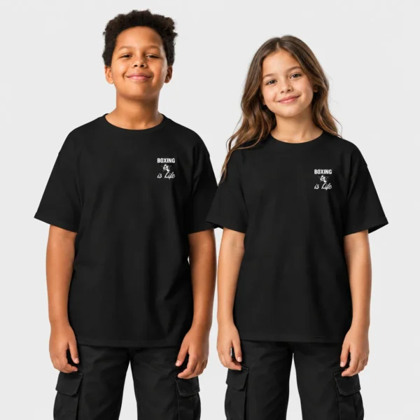 T-shirt enfant avec, côté cœur, un petit logo blanc représentant des gants de boxe devant une étoile, encadrés par les mots « BOXING is Life ». – photo studio