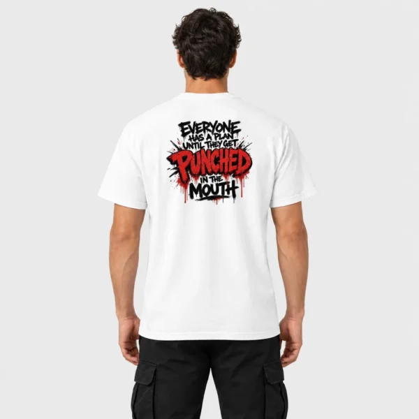 T-shirt unisexe vu de dos, imprimé de la citation de Mike Tyson « Everyone has a plan until they get punched in the mouth » en lettrage grunge noir avec le mot « PUNCHED » en rouge craquelé et dégoulinant. – photo studio