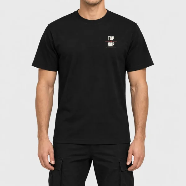 T-shirt unisexe en coton bio avec, côté cœur, un petit logo « TAP OR NAP SUBMISSION GRAPPLING CLUB » en lettres noires et rouges. – photo studio