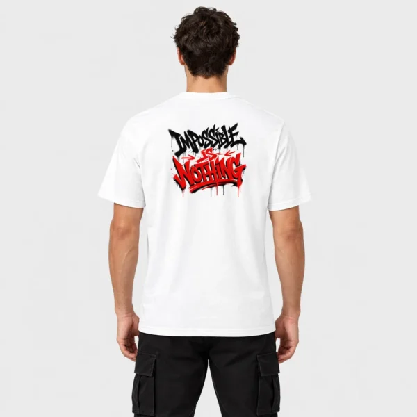 T-shirt avec le slogan « Impossible Is Nothing » imprimé au dos dans un lettrage graffiti noir et rouge, avec des coulures de peinture et des flèches. – photo studio