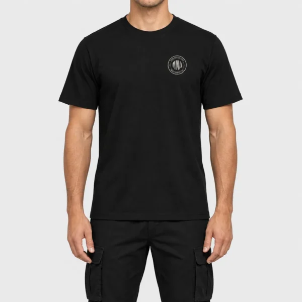 T-shirt unisexe en coton bio avec, côté cœur, un petit badge circulaire « MMA » en rayures façon code-barres entouré des mots « Mixed Martial Arts » et « Strike · Grapple · Fight ». – photo studio