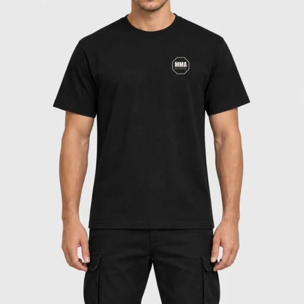 T-shirt unisexe avec un petit logo « MMA » noir côté cœur, encadré d'un octogone et souligné d'un trait rouge, accompagné de la mention « Mixed Martial Arts ». – photo studio