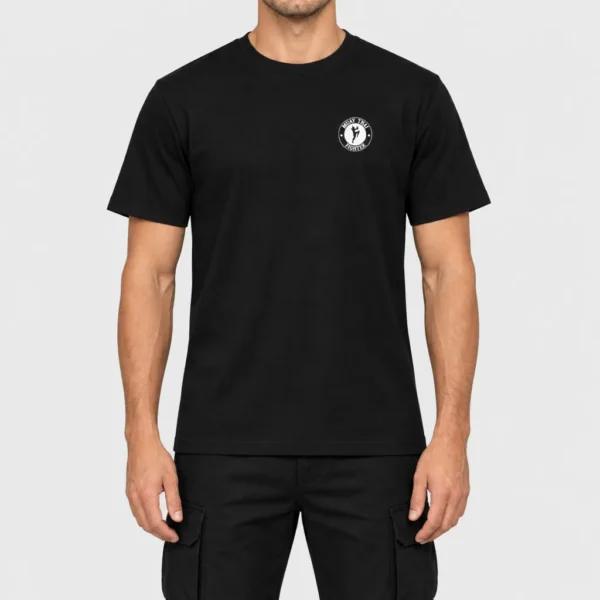 T-shirt unisexe avec, côté cœur, un badge circulaire montrant la silhouette d'une combattante de muay thaï genou levé entourée du texte « MUAY THAI FIGHTER ». – photo studio