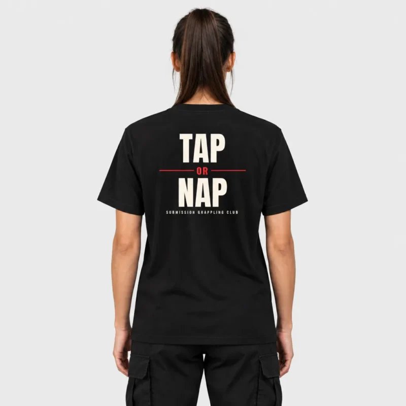 T-shirt unisexe vu de dos, imprimé du slogan « TAP OR NAP » en lettres noires texturées avec un « OR » rouge et la mention « SUBMISSION GRAPPLING CLUB ». – photo studio femme