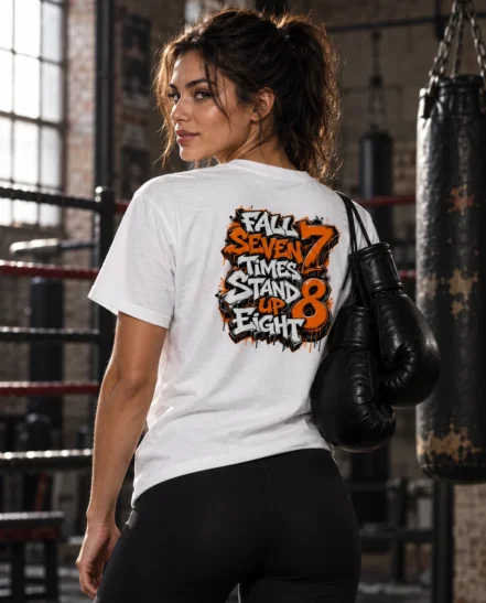 T-shirt Fall Seven Times Stand Up Eight porté par une boxeuse