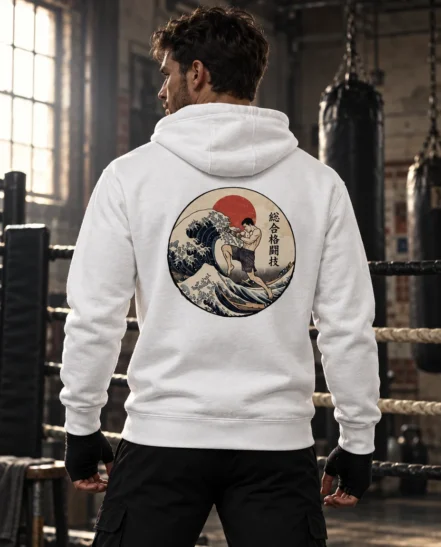 Hoodie MMA Ukiyo-e porté par un homme près d'un ring